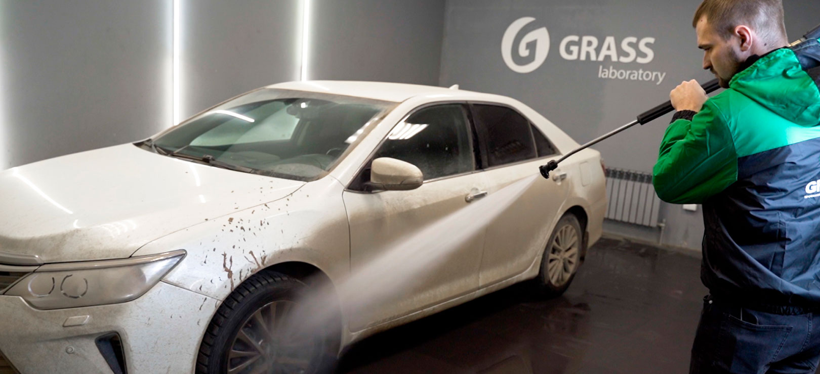 Мойка автомобиля Автомобиль на мойке в лаборатории Grass